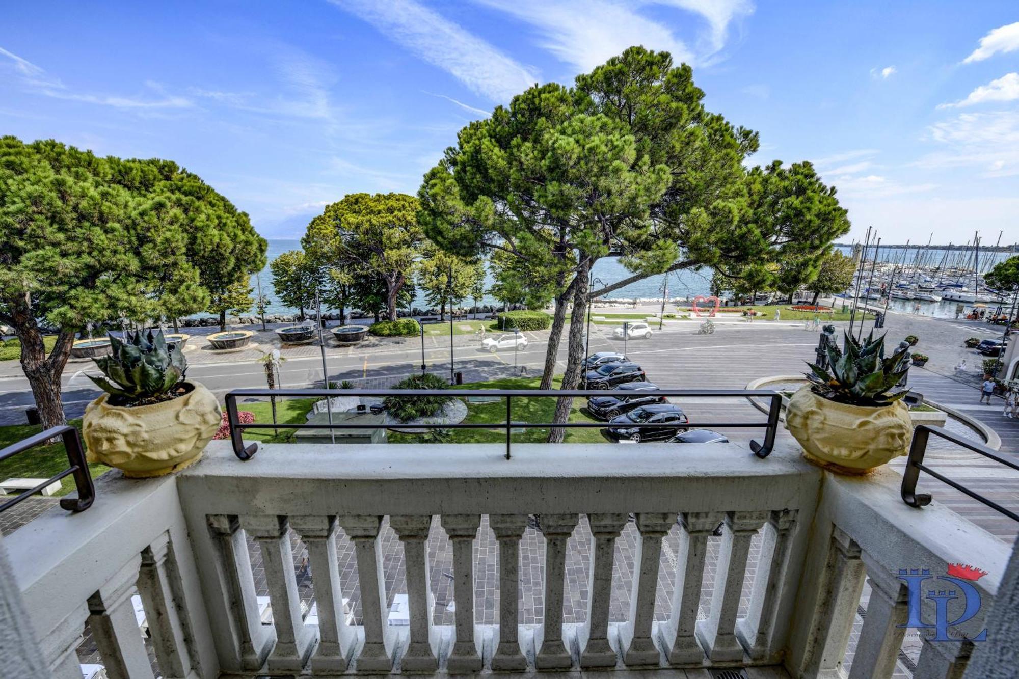 Desenzanoloft Official Partner Marriott Homes & Villas - Palazzo Visconti Luxury Suite Desenzano del Garda Chambre photo